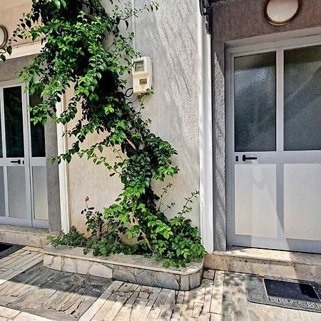 A Cheerful Villa With Free Parking Space Тирана Экстерьер фото