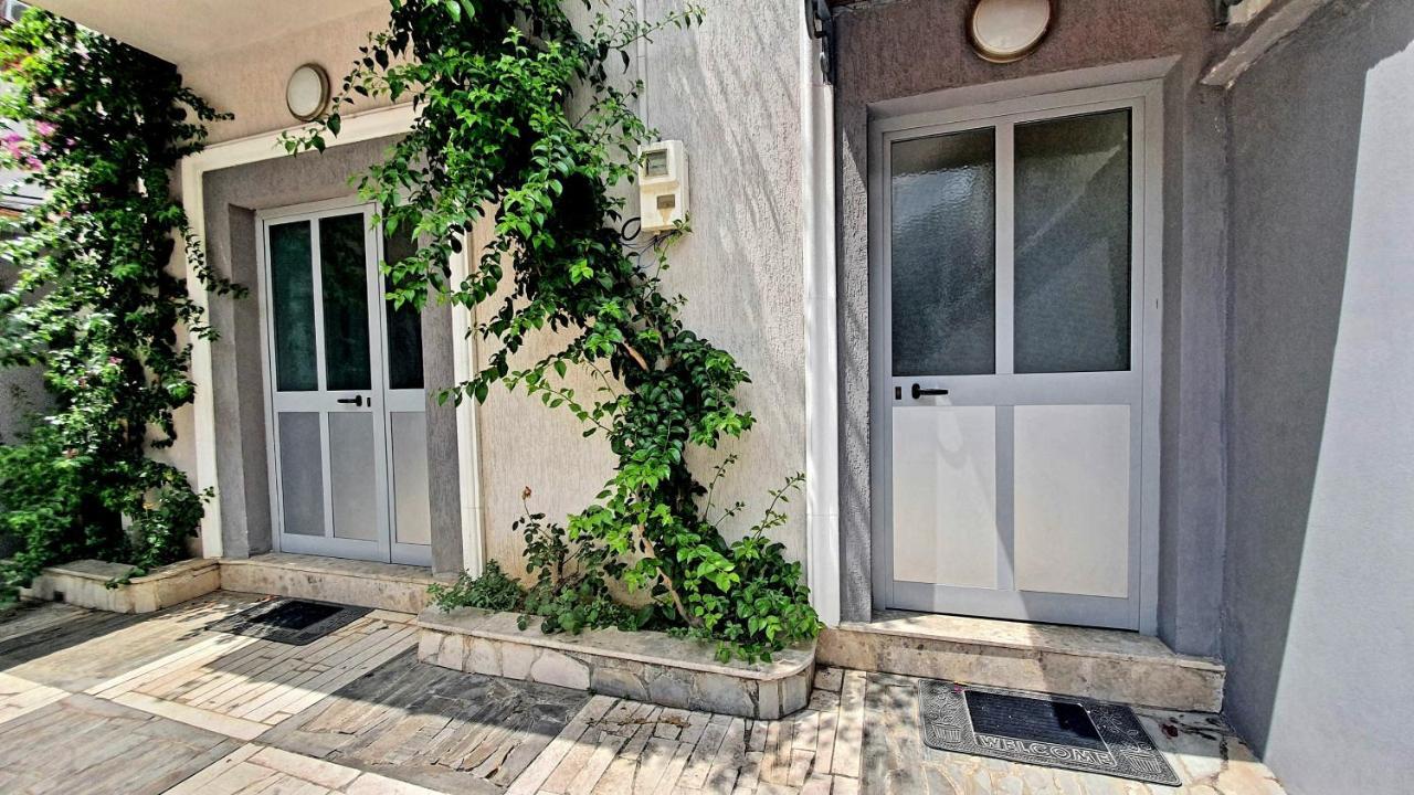 A Cheerful Villa With Free Parking Space Тирана Экстерьер фото